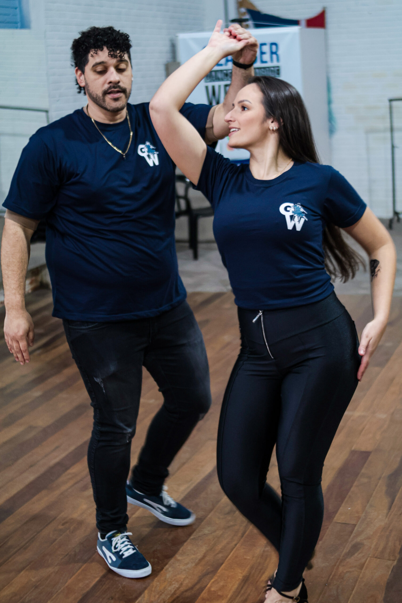 Grupo diverso dançando